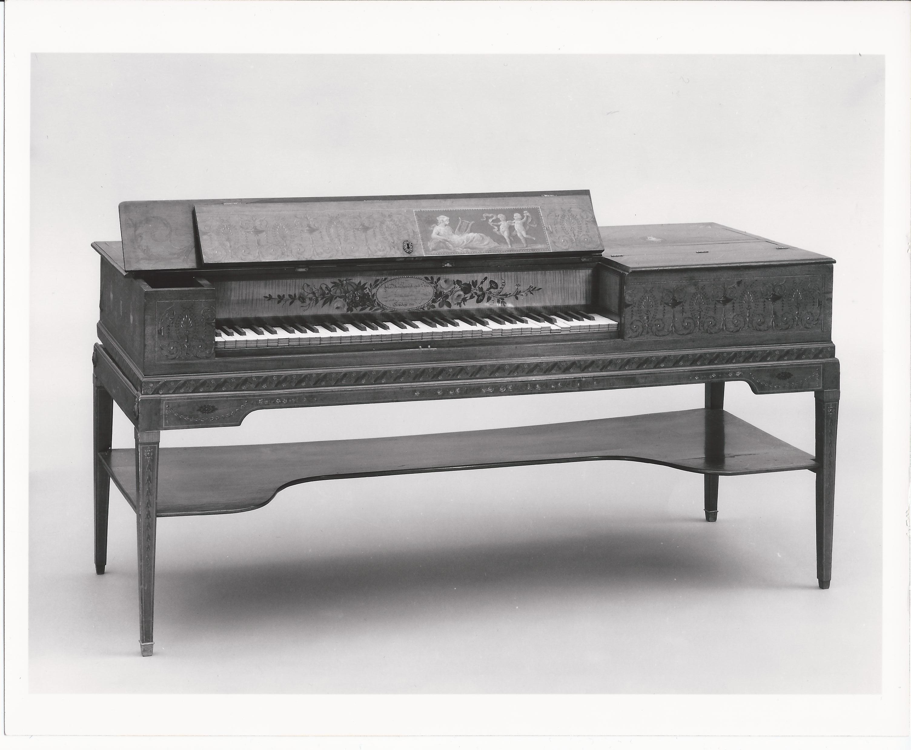 Mahogany Broadwood square piano made in London in 1801, with a rectangular case, keyboard and four-legged stand.